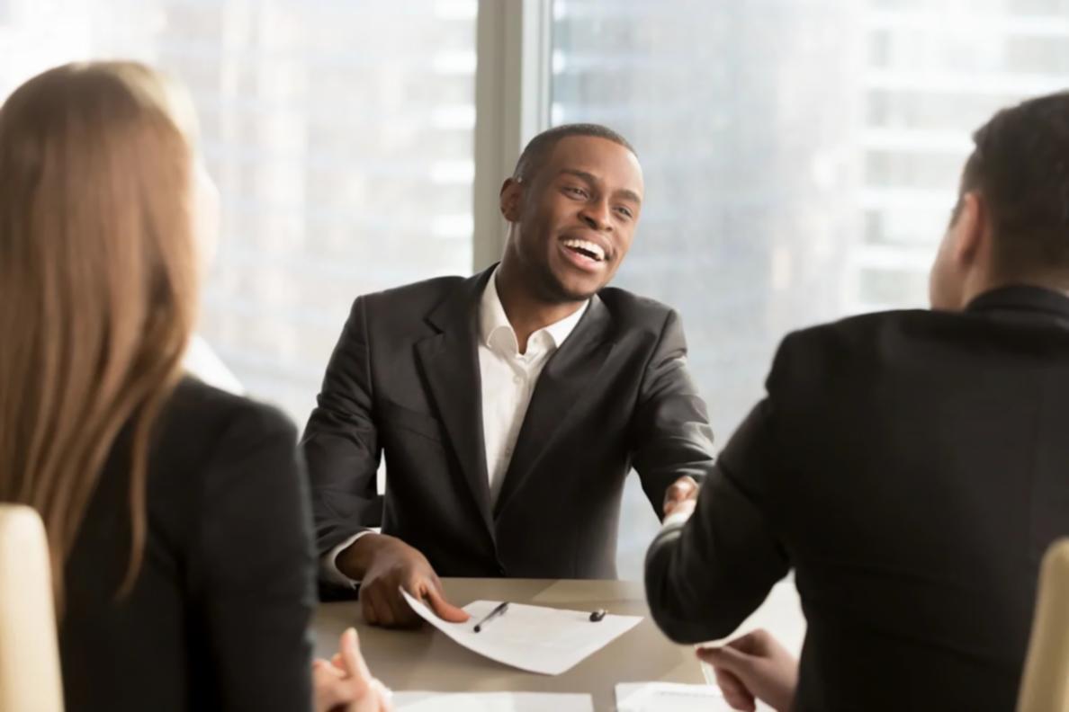 SEO Arbeitsbereich mit Analyse-Tools und Strategie-Dokumenten