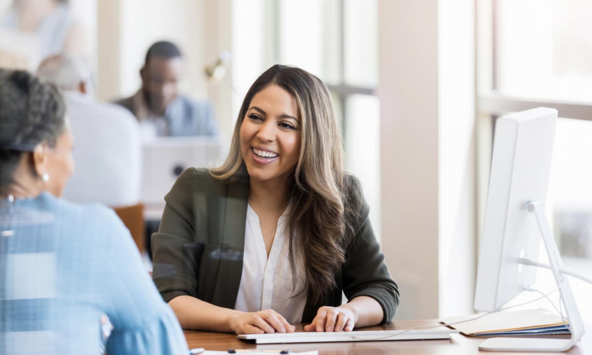 Praktische SEO-Arbeit am Computer mit Analyse-Tools und Keyword-Recherche